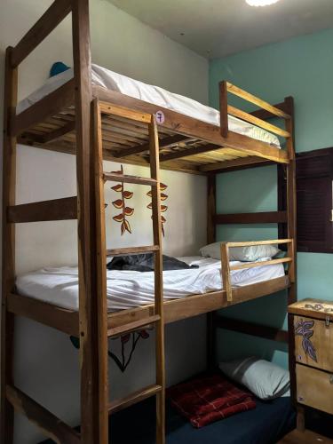 een kamer met 2 stapelbedden bij Quarto Golfinhos - Masculino in Pipa