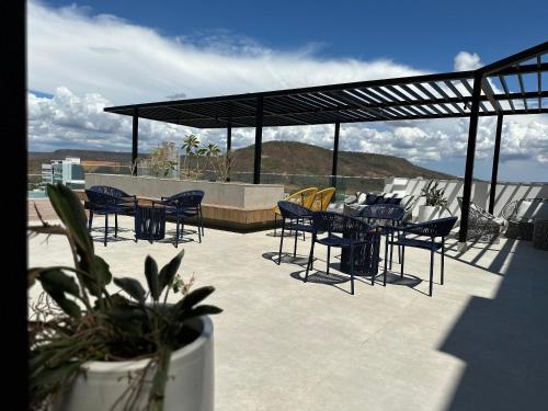 a group of chairs and tables on a patio at Apartamentos Exclusivos no Edifício City House in Barreiras