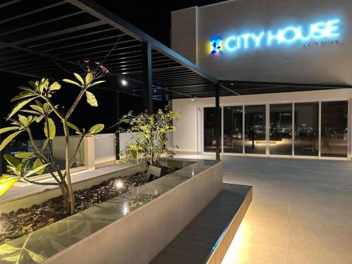 a large building with a city house sign on it at Apartamentos Exclusivos no Edifício City House in Barreiras
