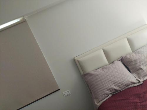a headboard of a bed in a room at Prados del Oeste in Cochabamba