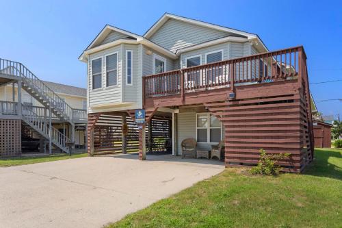 une grande maison avec une terrasse et un escalier dans l'établissement 5167 - Wings As Eagles, à Croatan Shores