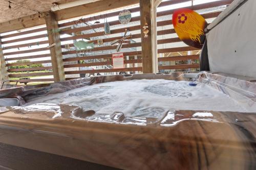 un bain à remous rempli d'eau dans un bâtiment dans l'établissement 5167 - Wings As Eagles, à Croatan Shores