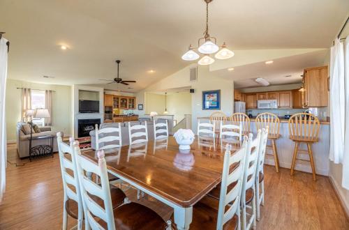 a dining room and kitchen with a wooden table and chairs at Funtiki in Whalebone