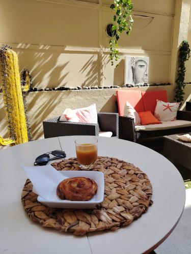 La Terrazza في نيس: طاولة عليها طبق طعام وشراب