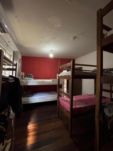 En eller flere senge i et værelse på Chalé Minas - Feminino