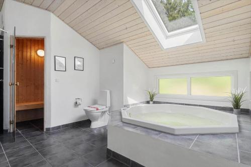 un ampio bagno con vasca e WC di BV259-Blavand-Almosetoften-17 a Blåvand