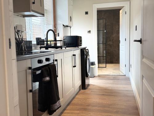 Una cocina o cocineta en Stylish 2BR - Sleeps 6 - Central Stourbridge Gem