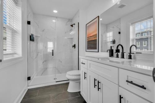 Ένα μπάνιο στο 1luxury Hot Tub, Game Room, Rooftop Deck Bay View
