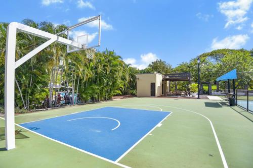a basketball court with a basketball hoop at Sol Pacífico at Naumi, Ocean Views & Beach Club in Sardinal
