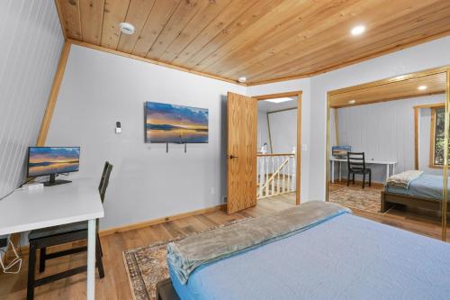 Ένα ή περισσότερα κρεβάτια σε δωμάτιο στο Centrally Located Game Room EV 5 Min to Slopes