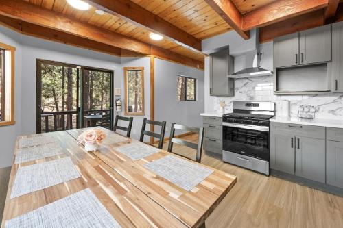 Η κουζίνα ή μικρή κουζίνα στο Centrally Located Game Room EV 5 Min to Slopes