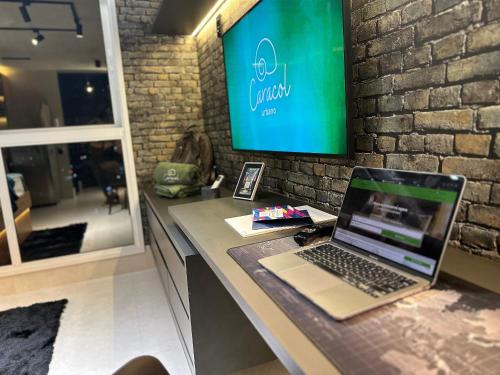 a laptop computer sitting on a counter in a store at Apartamentos Exclusivos no Edifício City House in Barreiras