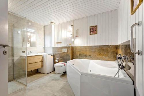 un bagno con vasca, WC e lavandino di 0298-Romo-Vestergade-3-Ap-52 a Sønderby