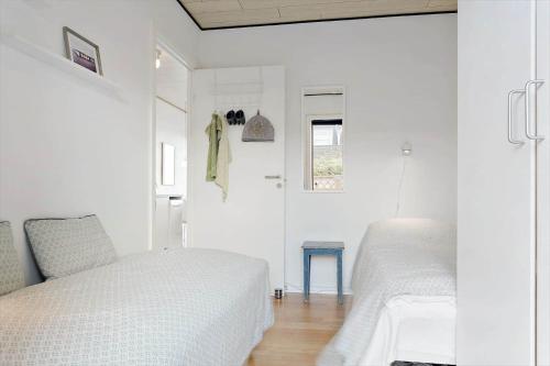 ロモ・キルケビーにある0268-Romo-Lyngvejen-99-Ap-31の白い壁の部屋にベッドが2つある