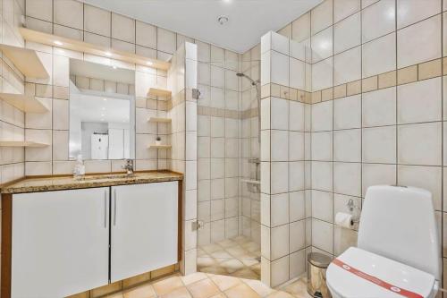 un bagno con wc e doccia di BV230-Blavand-Vesterhavsparken-35 a Blåvand