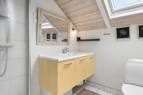 un bagno con lavandino e specchio di BV150-Blavand-Hedevej-14 a Blåvand