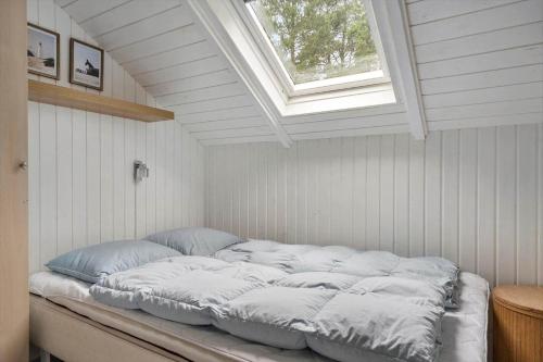 un letto grande in una stanza con una finestra di BV150-Blavand-Hedevej-14 a Blåvand