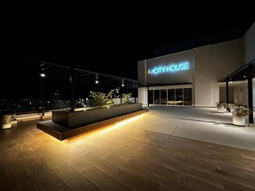 a large building with a sign on it at night at Apartamentos Exclusivos no Edifício City House in Barreiras