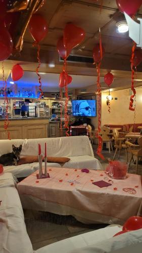 Ein Restaurant oder anderes Speiselokal in der Unterkunft Boscone Suite Hotel 