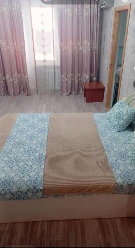 Voodi või voodid majutusasutuse Однокомнатная квартира Авангард 2 с балконом toas