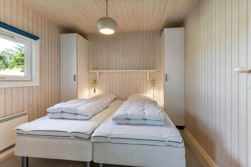 a small bedroom with two beds in it at BV195-Vejers-Strand-Jafdalvej-51 in Vejers Strand