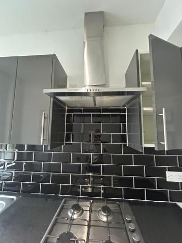 a kitchen with a stove top oven in a kitchen at Cliffton House, Sleeps 5, Parking,Netflix, WiFi, Only 6 min to City in Killingbeck
