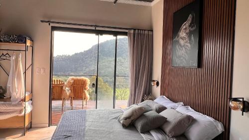 Nespecifikovaný výhled na hory nebo výhled na hory při pohledu z prázdninového domu