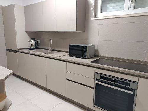 a kitchen with a microwave and a counter top at Petra Nova in Sarno