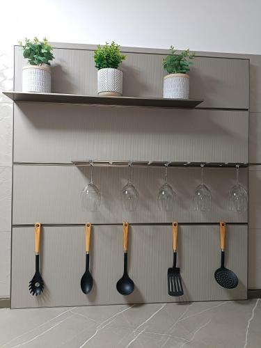 a shelf with wine glasses and utensils on it at Petra Nova in Sarno