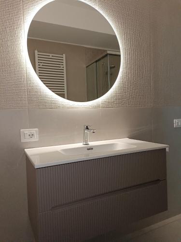 a bathroom with a sink and a mirror at Petra Nova in Sarno