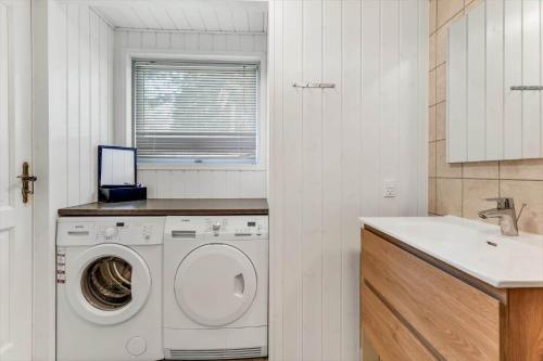 a white laundry room with a washing machine and a sink at BV395-Oksbol-Graevlingevej-1 in Oksbøl