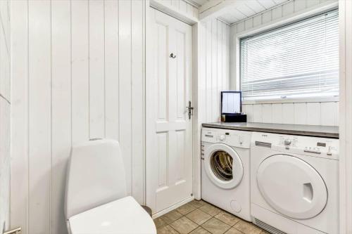 a white laundry room with a washing machine at BV395-Oksbol-Graevlingevej-1 in Oksbøl