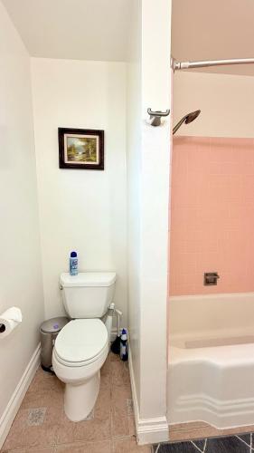 ein Badezimmer mit Toilette und Badewanne in der Unterkunft Upgraded 2B1B near to Old Town Pasadena Caltech in Pasadena