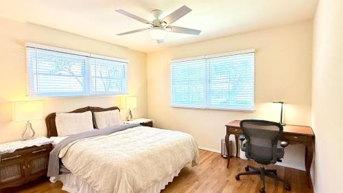 Schlafzimmer mit einem Bett, einem Schreibtisch und einem Deckenventilator in der Unterkunft Upgraded 2B1B near to Old Town Pasadena Caltech in Pasadena