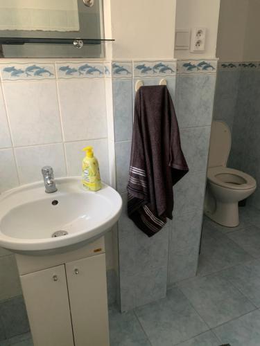 un baño con lavabo e inodoro en Your home 22, en Košice
