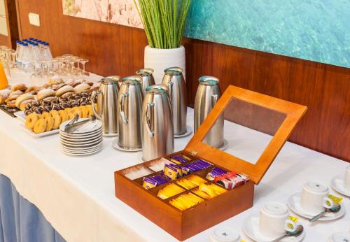 einen Tisch mit einem weißen Tischtuch und einer Schachtel darauf. in der Unterkunft Globales Santa Ponsa Park in Santa Ponsa