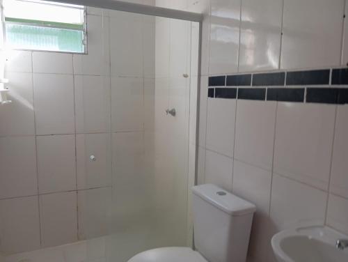 Bilik mandi di Casa pousada verde Guarapari