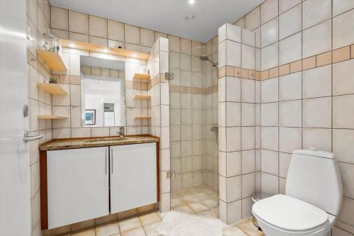 un bagno con un water e un lavandino di BV255-Blavand-Vesterhavsparken-39 a Blåvand