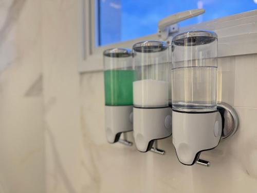 a row of blenders on a wall in a room at Apartamentos Exclusivos no Edifício City House in Barreiras