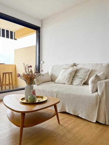 Ruang duduk di Appartement LACANAU avec vue sur l'ocean 2 ou 4 personnes