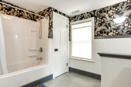 Ένα μπάνιο στο Charming Victorian Farmhouse on Historic Main St