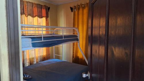 a small room with two bunk beds and a door at Casa en Santa Cruz a 40min de Tamarindo in Santa Cruz
