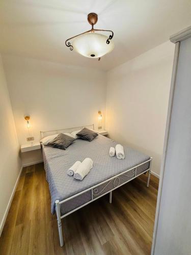 a bedroom with a bed with two towels on it at Le vecchie mura in Arco