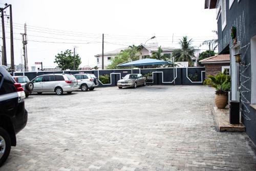 a parking lot with a bunch of cars parked at Noah's Ark Hotel & Suites in Maroko