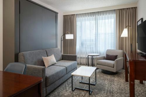 TV a/nebo společenská místnost v ubytování Sheraton Cavalier Saskatoon Hotel