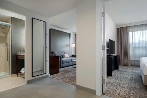 Postel nebo postele na pokoji v ubytování Sheraton Cavalier Saskatoon Hotel
