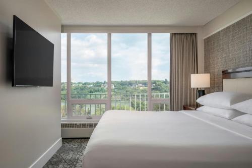 Postel nebo postele na pokoji v ubytování Sheraton Cavalier Saskatoon Hotel