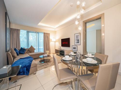 Luxurious paramount 2BR with Pool,Gym, Sauna & Bar 10 mins to Burj Khalifa