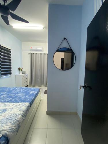 Ένα ή περισσότερα κρεβάτια σε δωμάτιο στο Homestay Rindu Houz Bandar Mahkota Banting
