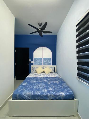 Ένα ή περισσότερα κρεβάτια σε δωμάτιο στο Homestay Rindu Houz Bandar Mahkota Banting